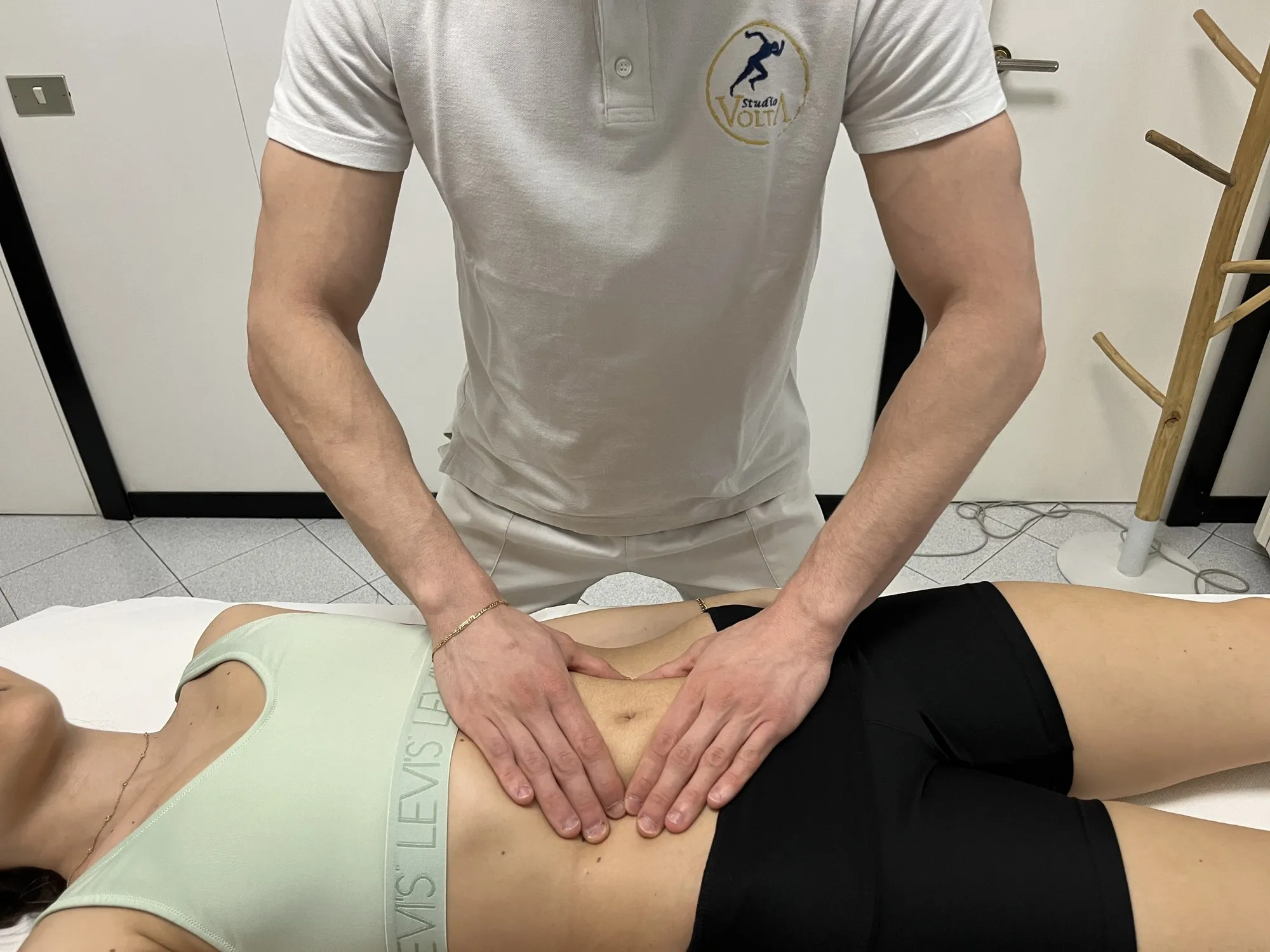 Dettaglio delle mani durante un trattamento osteopatico