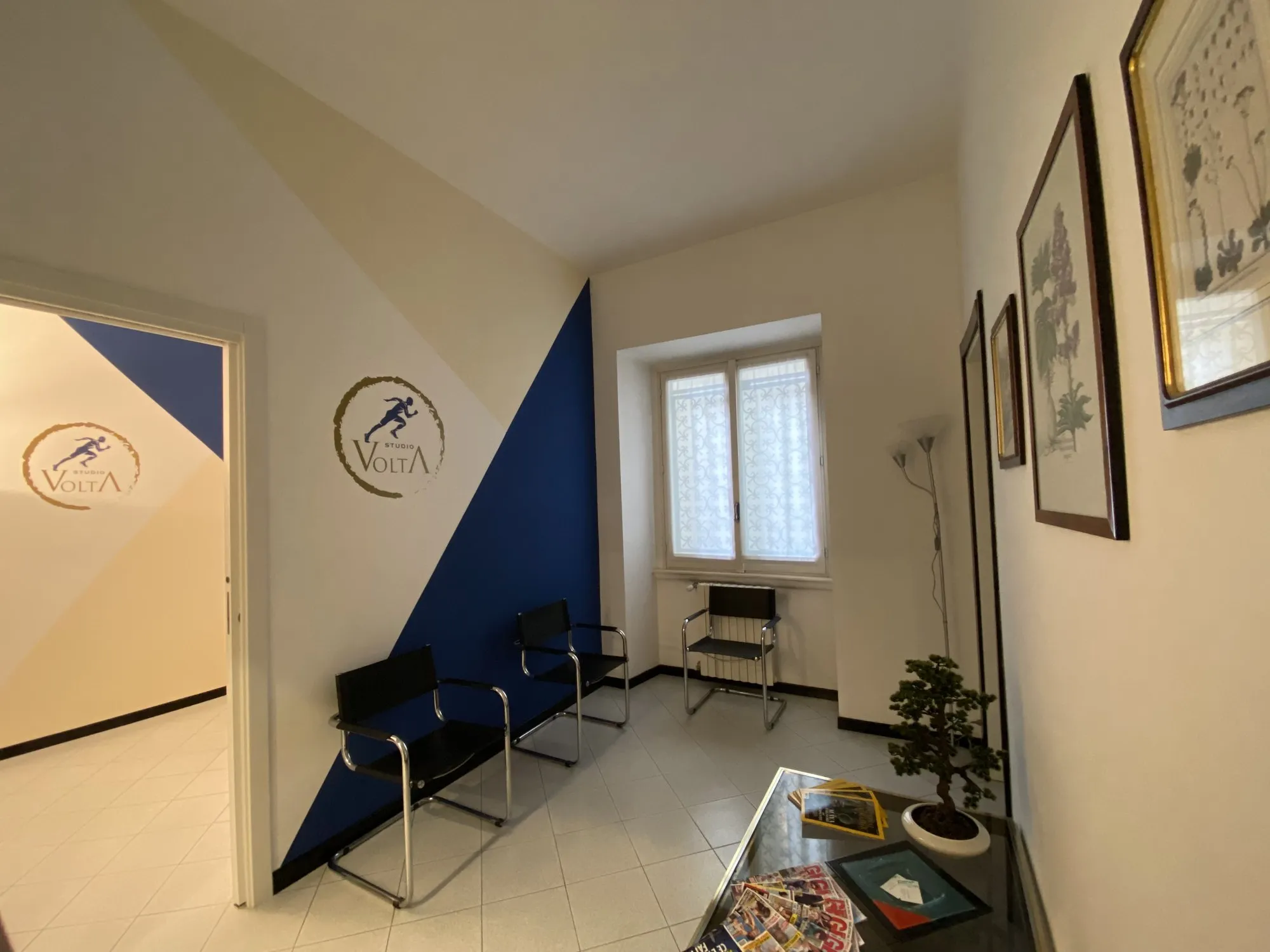 Sala d’attesa con la parete blu